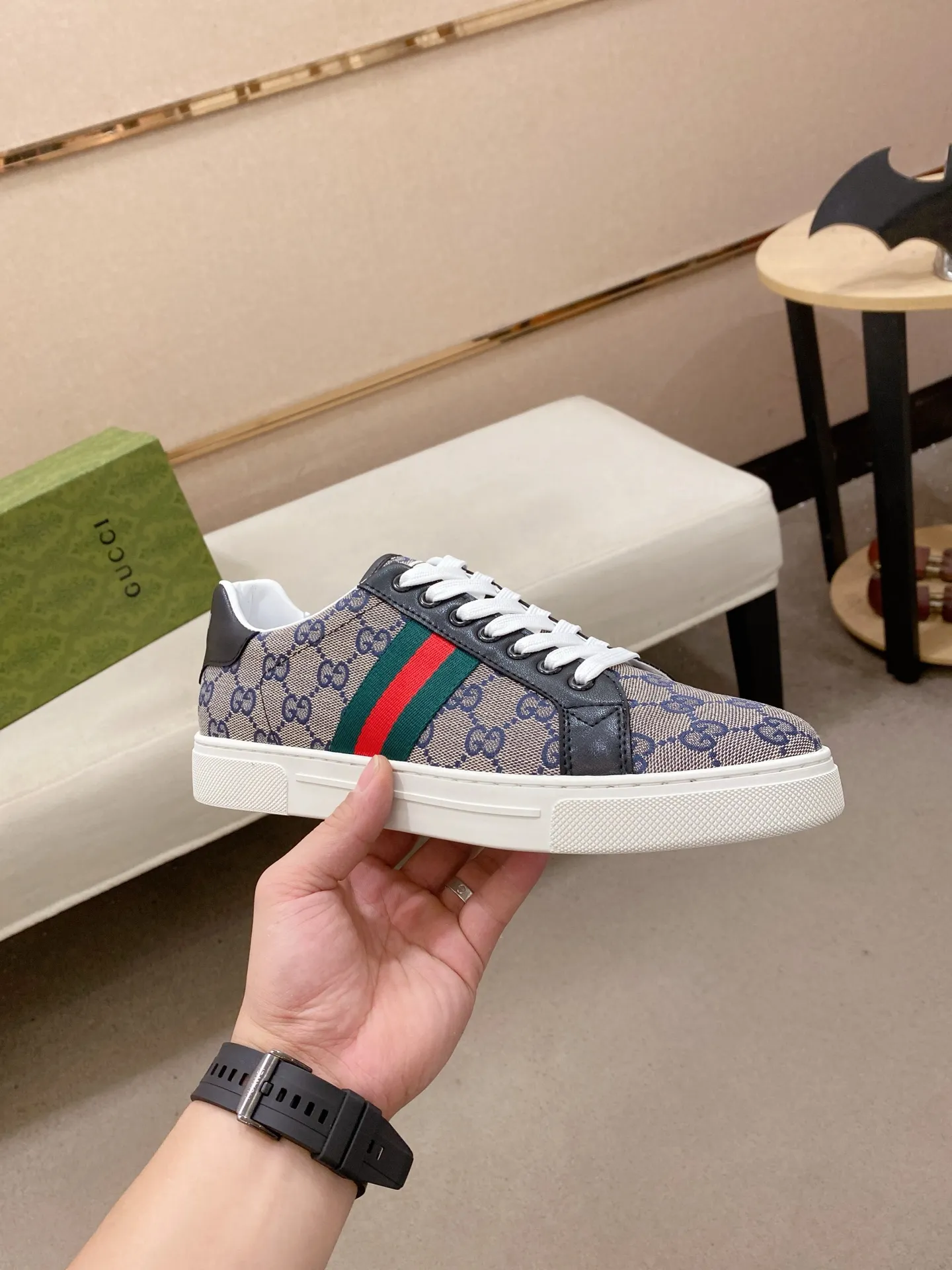 Factory price: 460💰 (GUCCI) The latest model from the official website 🎁🎁Casual and fashionable men's shoes👟, hot style 💥The version is simple and elegant, exclusive for trendy men. Unique official website latest brand elements 👑Gucci original decoration, fashionable and generous, the fabric is original cowhide ✅sheepskin lining, the official website specifies wear-resistant casual outsole, the classic model is taken in kind at the counter🎬38-44 (45 is not returned or exchanged)
